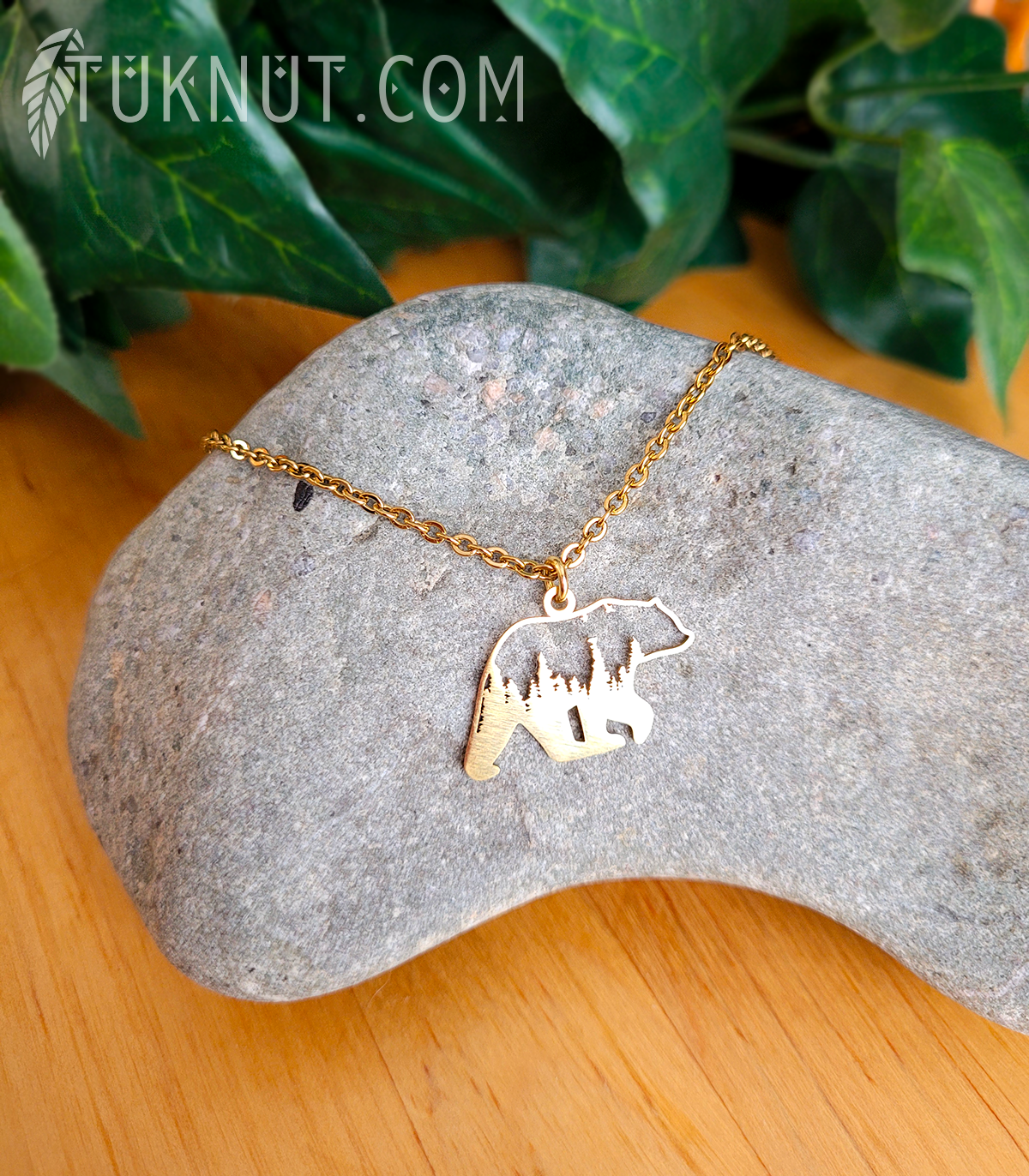 Collier d'inspiration autochtone avec pendentif (Ours avec à l'intérieur une Forêt) en acier inoxydable (couleur : or) TUKNUT