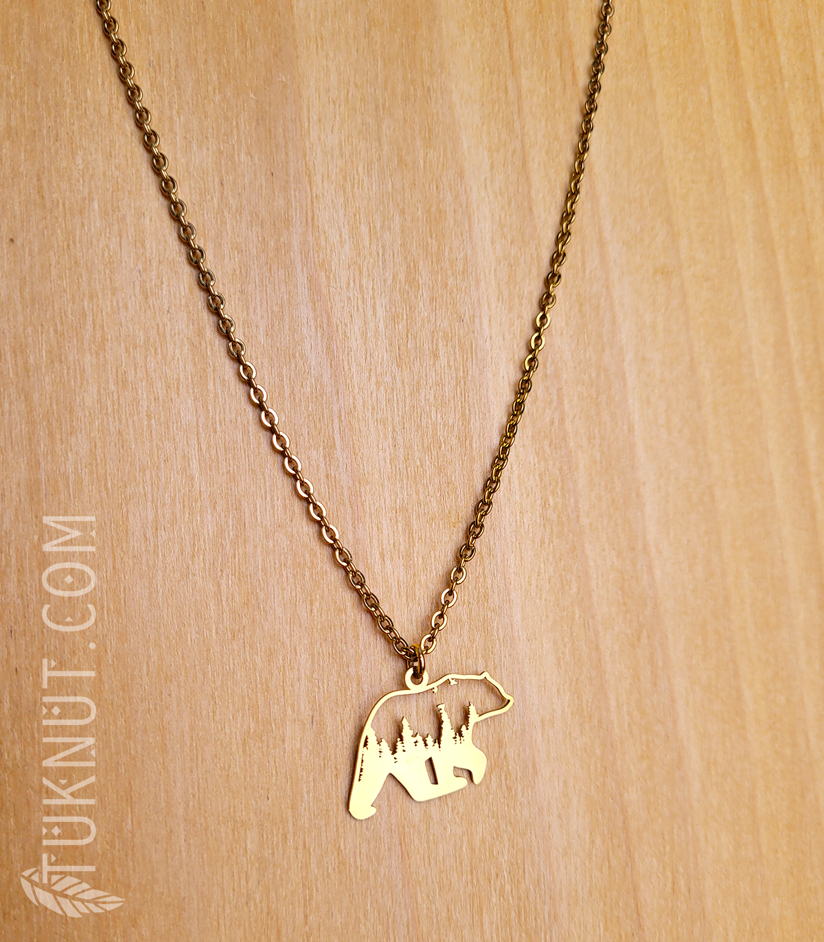 Collier d'inspiration autochtone avec pendentif (Ours avec à l'intérieur une Forêt) en acier inoxydable (couleur : or) TUKNUT