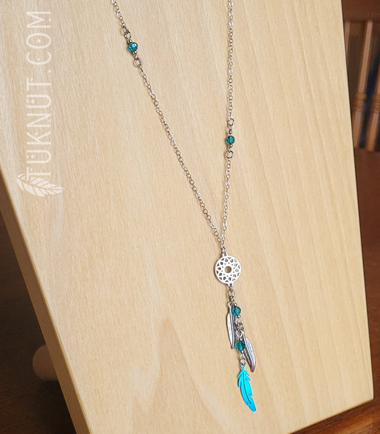 Collier d'inspiration autochtone avec pendentifs (Capteur de rêves et Plume) en acier inoxydable et billes de cristal (couleurs : argent et aqua) TUKNUT