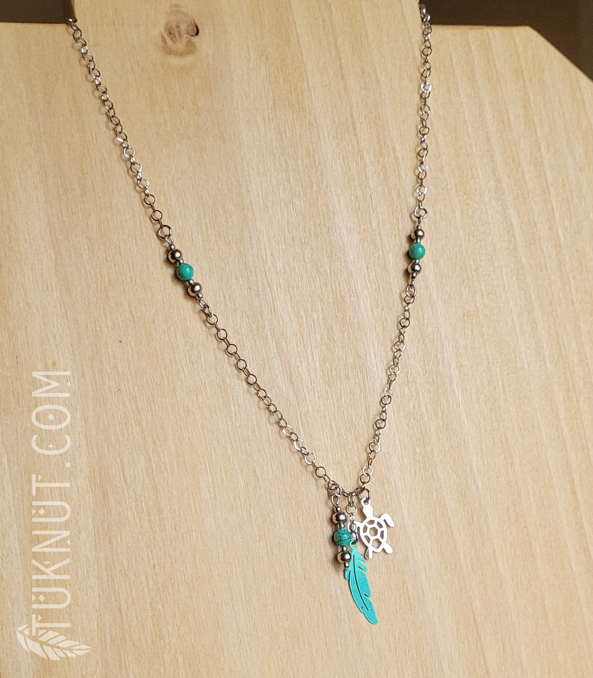 Collier d'inspiration autochtone avec pendentifs (plume et tortue) en acier inoxydable avec turquoise (couleurs : argent et vert) TUKNUT