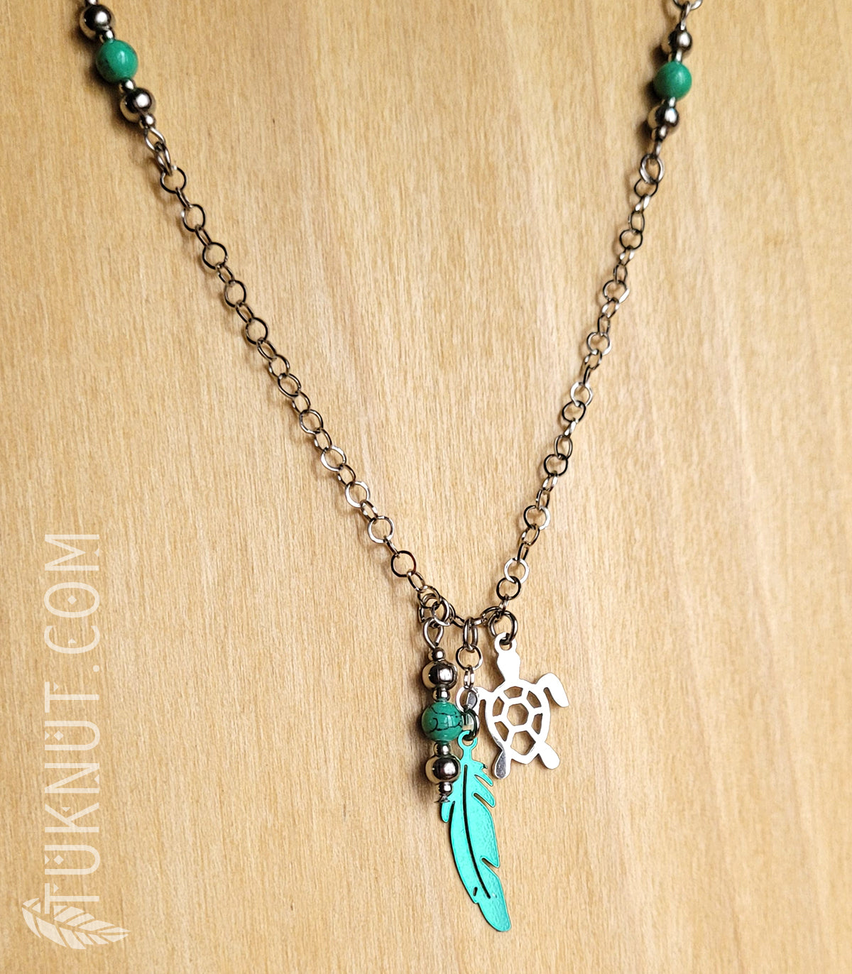 Collier d'inspiration autochtone avec pendentifs (plume et tortue) en acier inoxydable avec turquoise (couleurs : argent et vert) TUKNUT