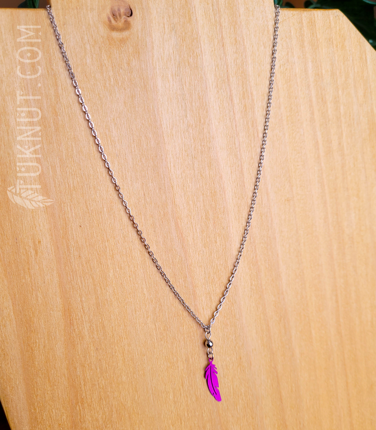 Collier d'inspiration autochtone en acier inoxydable avec pendentif (Plume) • (argent et choix de couleur de plume : rose, vert, bleu, blanc, mauve, noir, bleu ciel, rouge ou aqua) TUKNUT