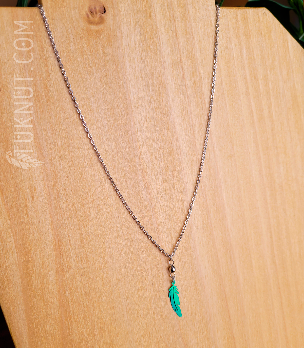 Collier d'inspiration autochtone en acier inoxydable avec pendentif (Plume) • (argent et choix de couleur de plume : rose, vert, bleu, blanc, mauve, noir, bleu ciel, rouge ou aqua) TUKNUT