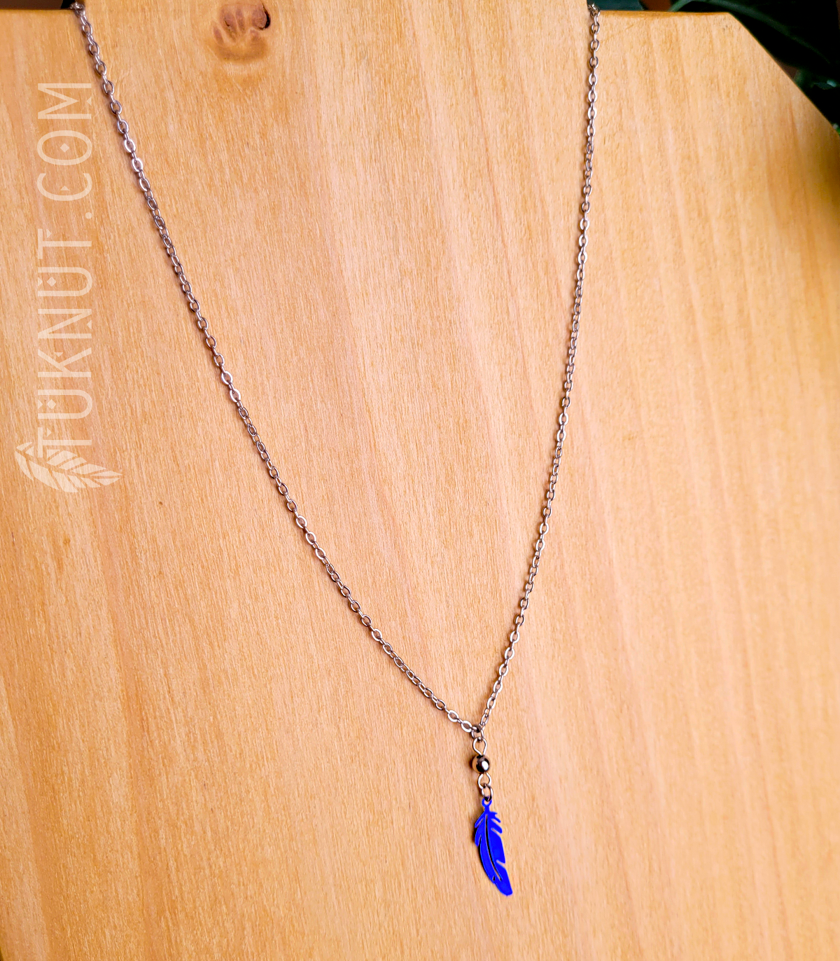Collier d'inspiration autochtone en acier inoxydable avec pendentif (Plume) • (argent et choix de couleur de plume : rose, vert, bleu, blanc, mauve, noir, bleu ciel, rouge ou aqua) TUKNUT