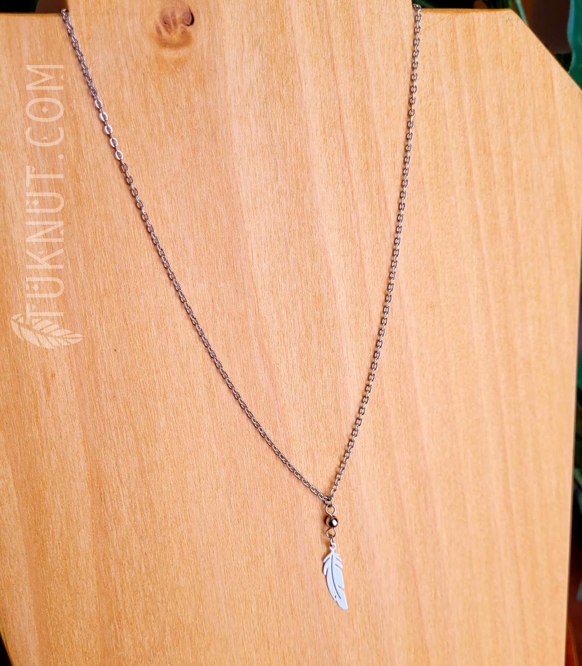 Collier d'inspiration autochtone en acier inoxydable avec pendentif (Plume) • (argent et choix de couleur de plume : rose, vert, bleu, blanc, mauve, noir, bleu ciel, rouge ou aqua) TUKNUT