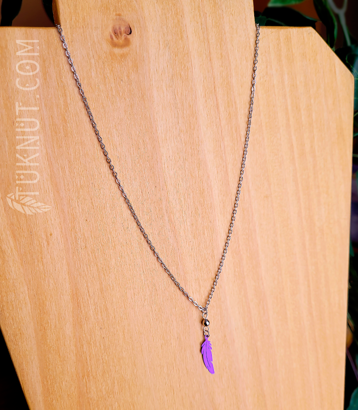 Collier d'inspiration autochtone en acier inoxydable avec pendentif (Plume) • (argent et choix de couleur de plume : rose, vert, bleu, blanc, mauve, noir, bleu ciel, rouge ou aqua) TUKNUT