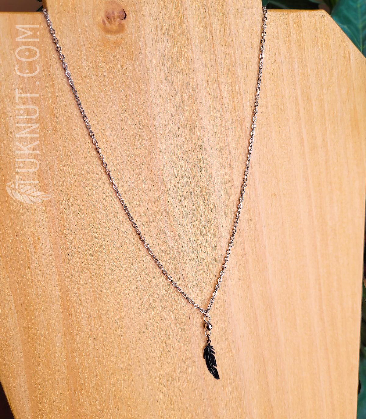 Collier d'inspiration autochtone en acier inoxydable avec pendentif (Plume) • (argent et choix de couleur de plume : rose, vert, bleu, blanc, mauve, noir, bleu ciel, rouge ou aqua) TUKNUT