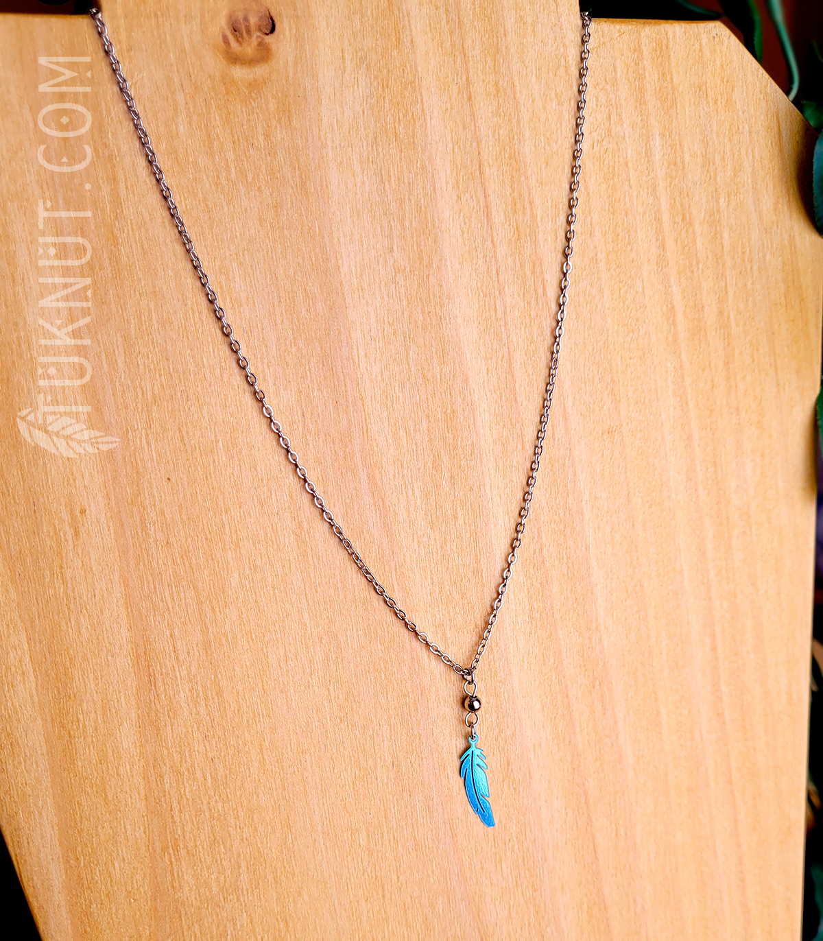 Collier d'inspiration autochtone en acier inoxydable avec pendentif (Plume) • (argent et choix de couleur de plume : rose, vert, bleu, blanc, mauve, noir, bleu ciel, rouge ou aqua) TUKNUT