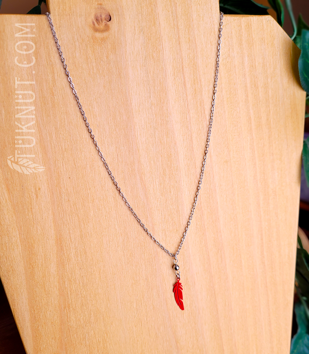 Collier d'inspiration autochtone en acier inoxydable avec pendentif (Plume) • (argent et choix de couleurs de plumes : rose, vert, bleu, blanc, mauve, noir, bleu ciel, rouge ou aqua) TUKNUT