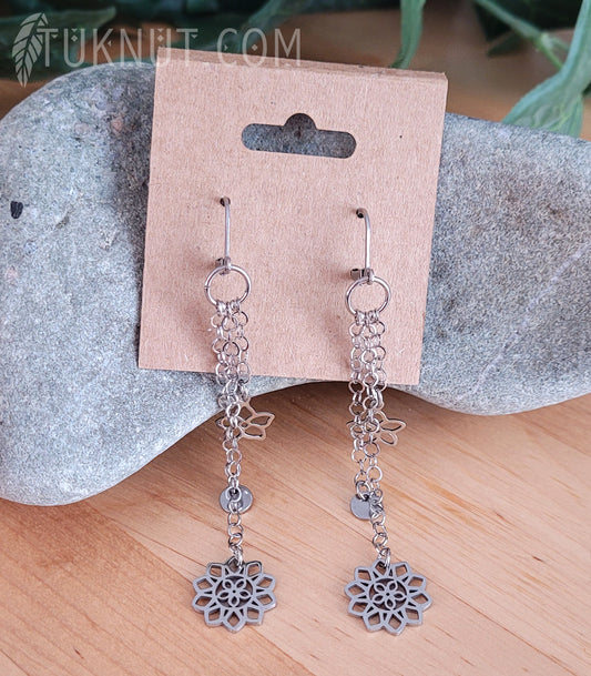 Longues boucles d'oreilles (à levier) avec pendentifs (disques, petites fleurs et Fleur de Lotus) en acier inoxydable (couleur : argent) TUKNUT