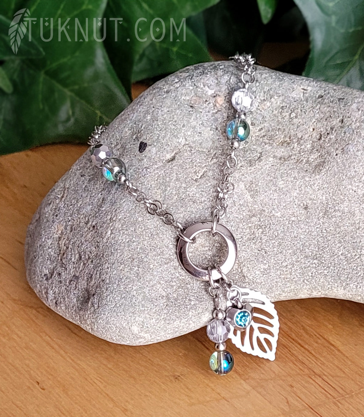 Bracelet d'inspiration autochtone avec pendentif (feuille) en acier inoxydable avec perle de verre, cristal, pierre du rhin turquoise (couleurs : argent, transparent et turquoise) TUKNUT