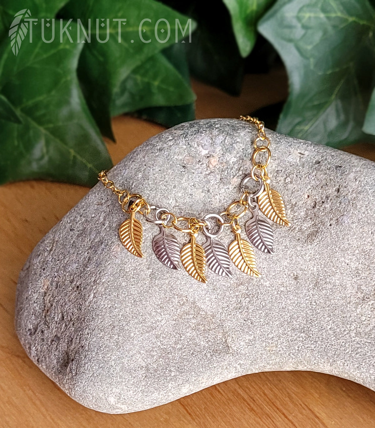 Bracelet d'inspiration autochtone en acier inoxydable avec petites feuilles dorées et argentées (couleurs : or et argent) TUKNUT