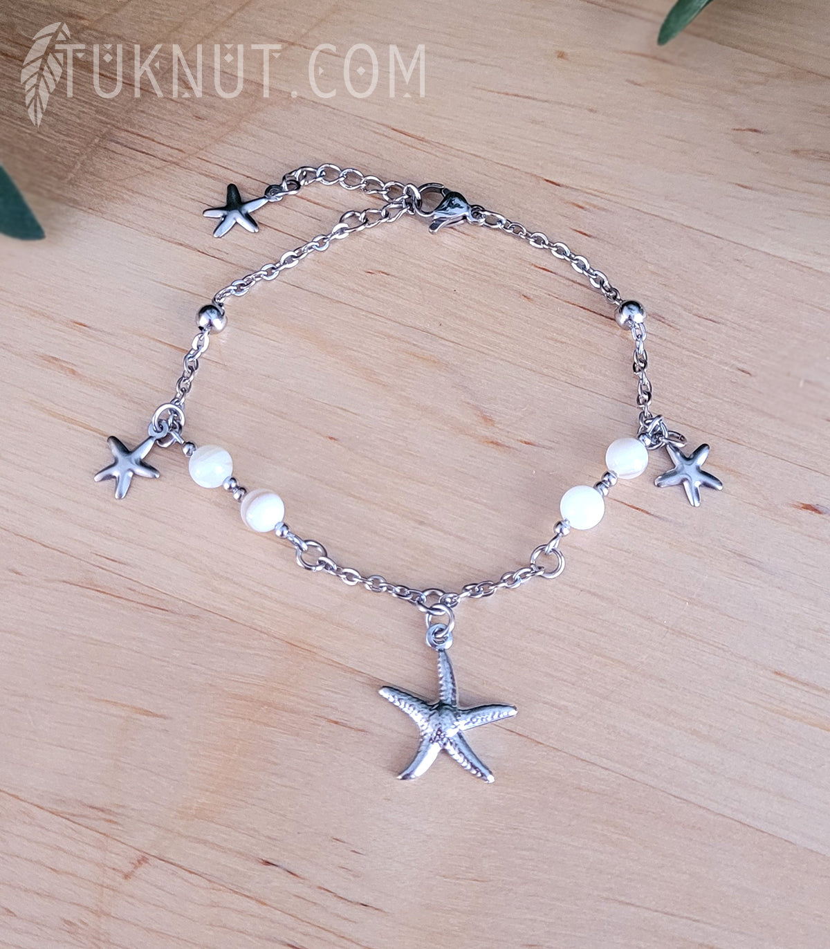 Bracelet avec pendentifs (étoile de mer) en acier inoxydable avec nacre de perle (couleurs : argent, blanc et beige) TUKNUT