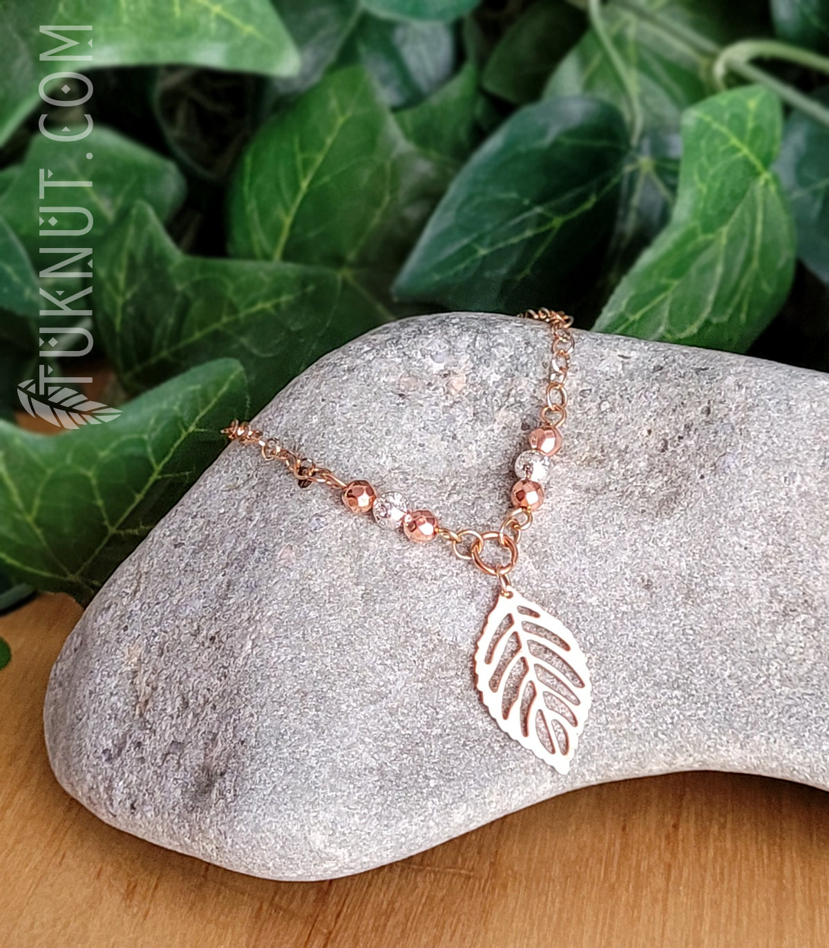 Bracelet d'inspiration autochtone avec breloque (feuille) en acier inoxydable avec hématite et pierre volcanique (couleurs : or rose et argent) TUKNUT