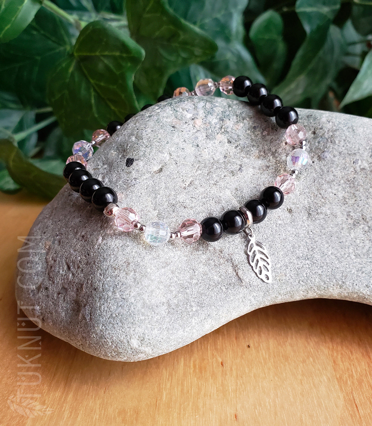 Bracelet extensible cristal, onyx, perles et breloque (feuille) en acier inoxydable (couleurs : noir, rose, translucide AB et argent) TUKNUT