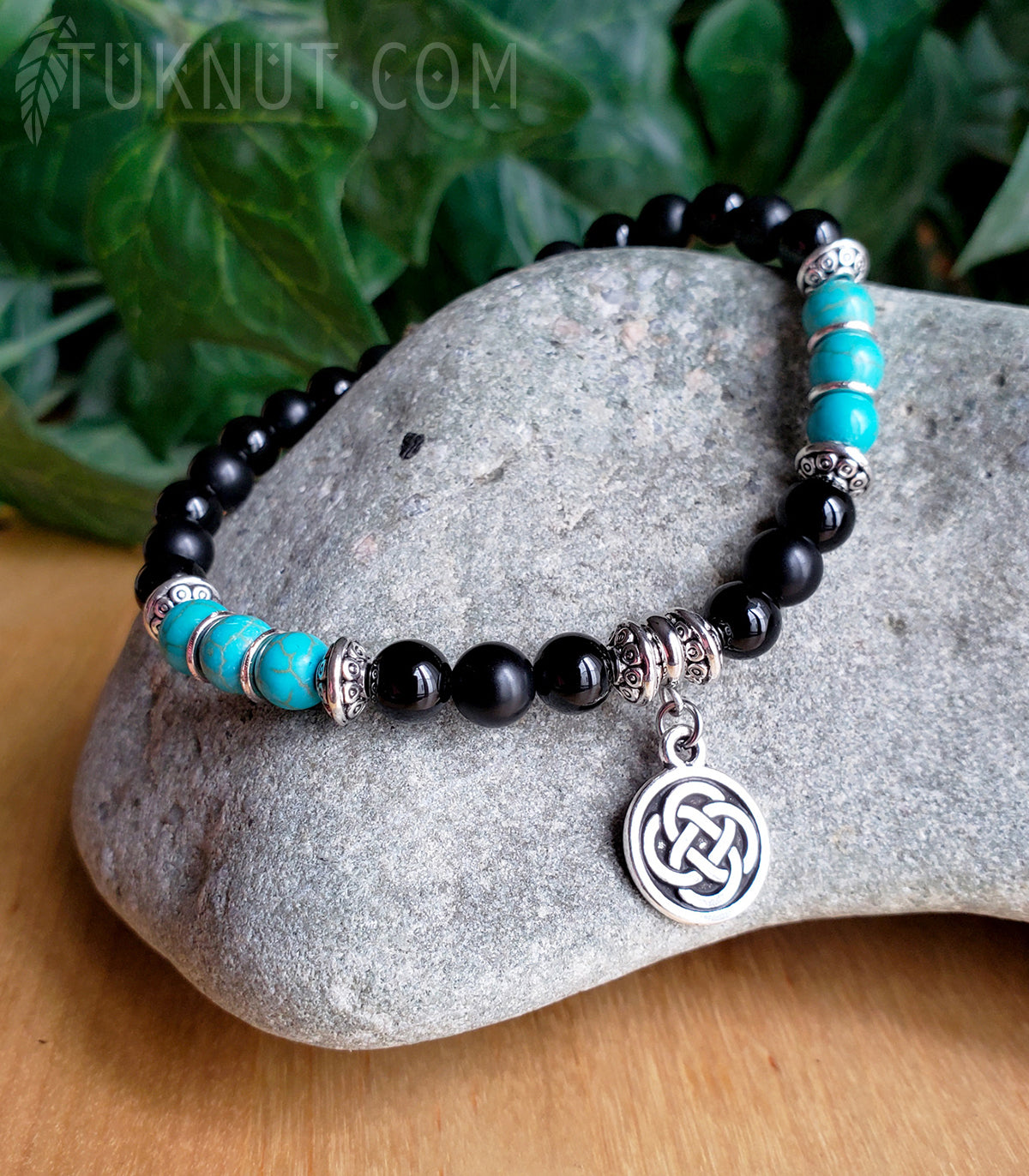 Bracelet extensible avec turquoise, onyx et breloque (de style celtique) en étain (couleurs : noir, turquoise et argent) TUKNUT