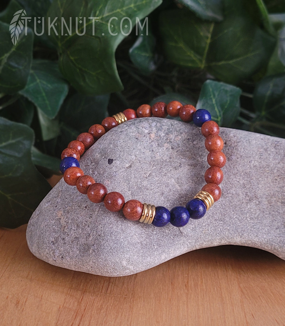 Bracelet extensible d'inspiration autochtone avec bois de rose, lapis lazuli et acier inoxydable (couleurs : brun, bleu foncé et or) TUKNUT