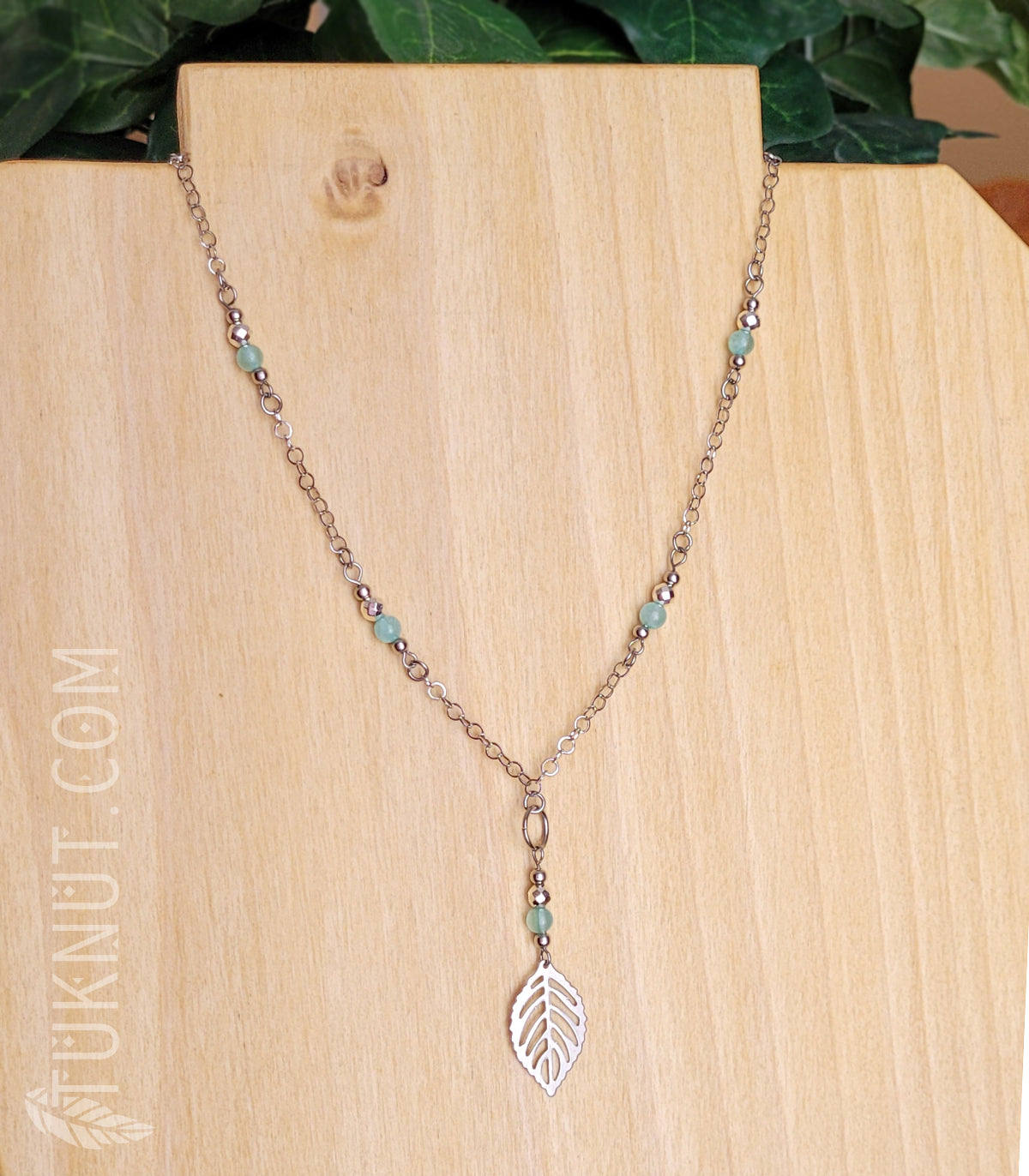 Collier d'inspiration autochtone avec pendentif (feuille) en acier inoxydable avec jade arc-en-ciel turquoise et hématite (couleurs : argent et turquoise) TUKNUT