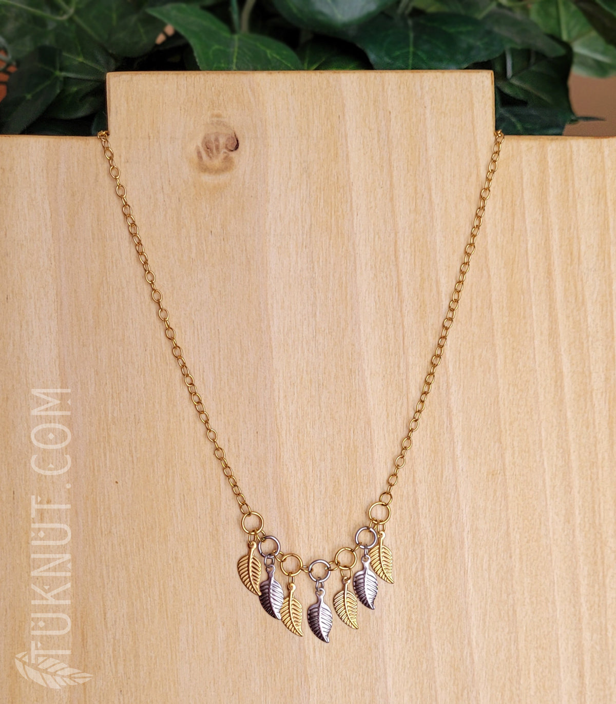 Collier d'inspiration autochtone en acier inoxydable avec petites feuilles dorées et argentées (couleurs : or et argent) TUKNUT