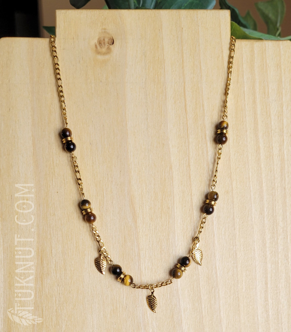 Collier d'inspiration autochtone avec pendentifs (feuille) en acier inoxydable avec oeil de tigre (couleurs : brun et or) TUKNUT