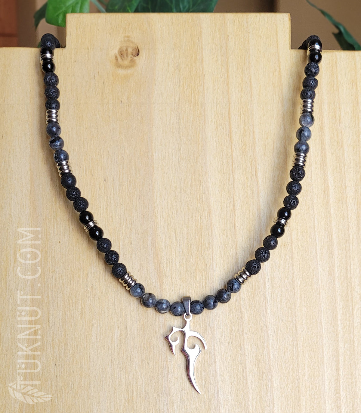 Collier avec pendentif (poignard de fantaisie) en acier inoxydable avec pierres volcaniques, onyx et labradorite (couleurs : noir, gris et argent) TUKNUT
