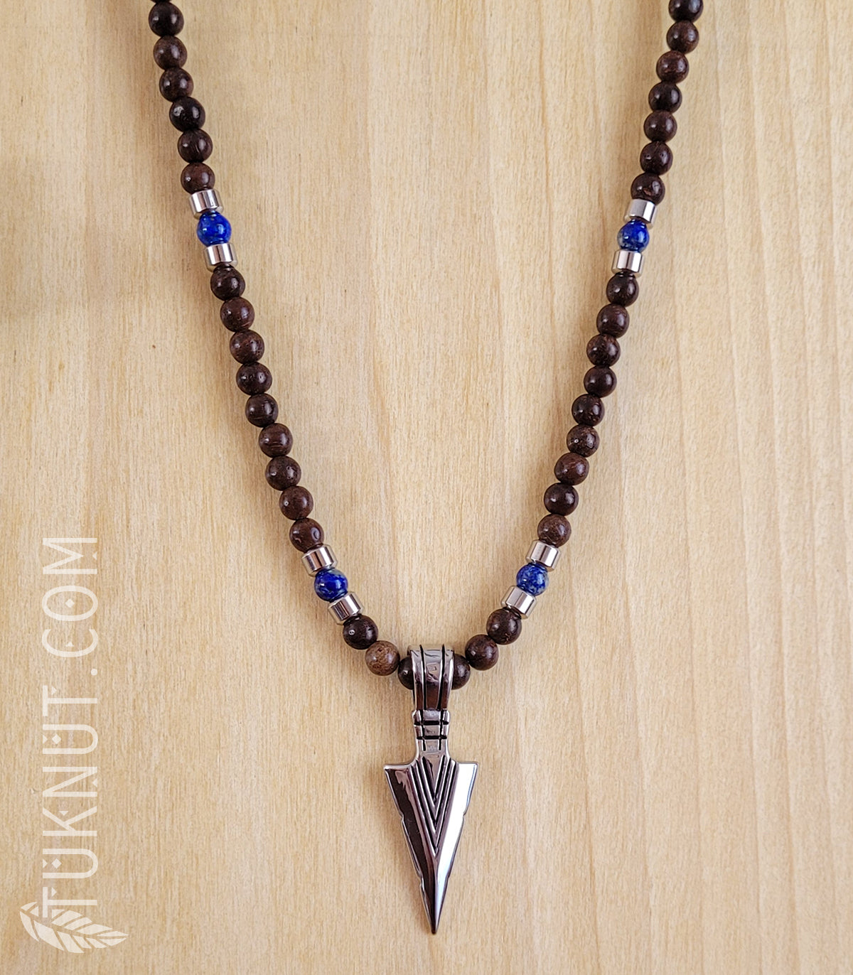 Collier d'inspiration autochtone avec pendentif (pointe de flèche) en acier inoxydable avec bois et lapis lazuli (couleurs : brun, bleu foncé et argent) TUKNUT