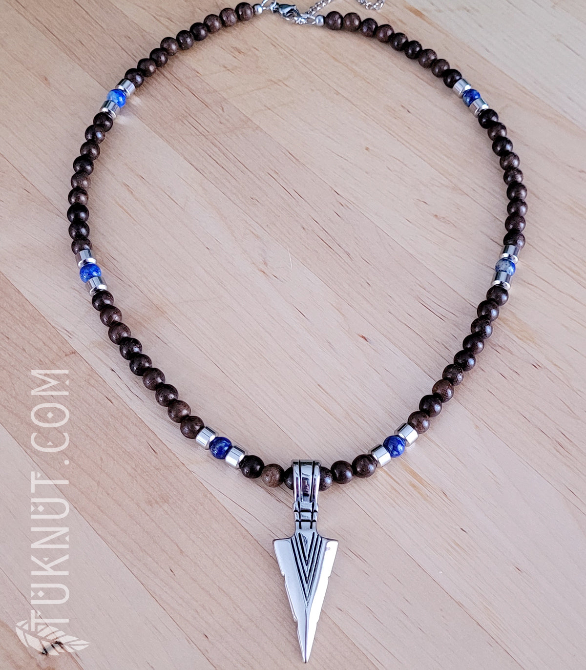 Collier d'inspiration autochtone avec pendentif (pointe de flèche) en acier inoxydable avec bois et lapis lazuli (couleurs : brun, bleu foncé et argent) TUKNUT