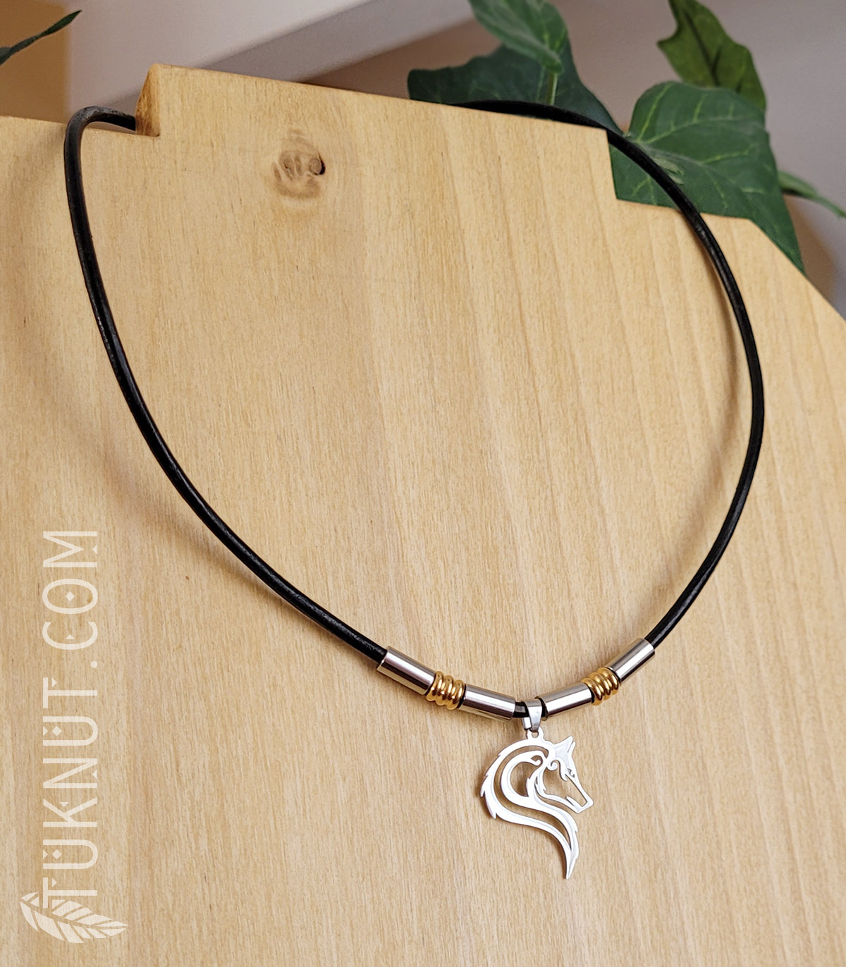 Collier de cuir d'inspiration autochtone avec pendentif (loup) en acier inoxydable (couleurs : noir, argent et or) TUKNUT