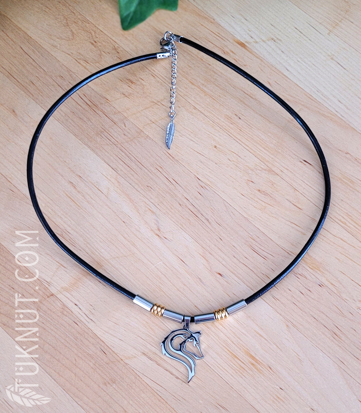 Collier de cuir d'inspiration autochtone avec pendentif (loup) en acier inoxydable (couleurs : noir, argent et or) TUKNUT