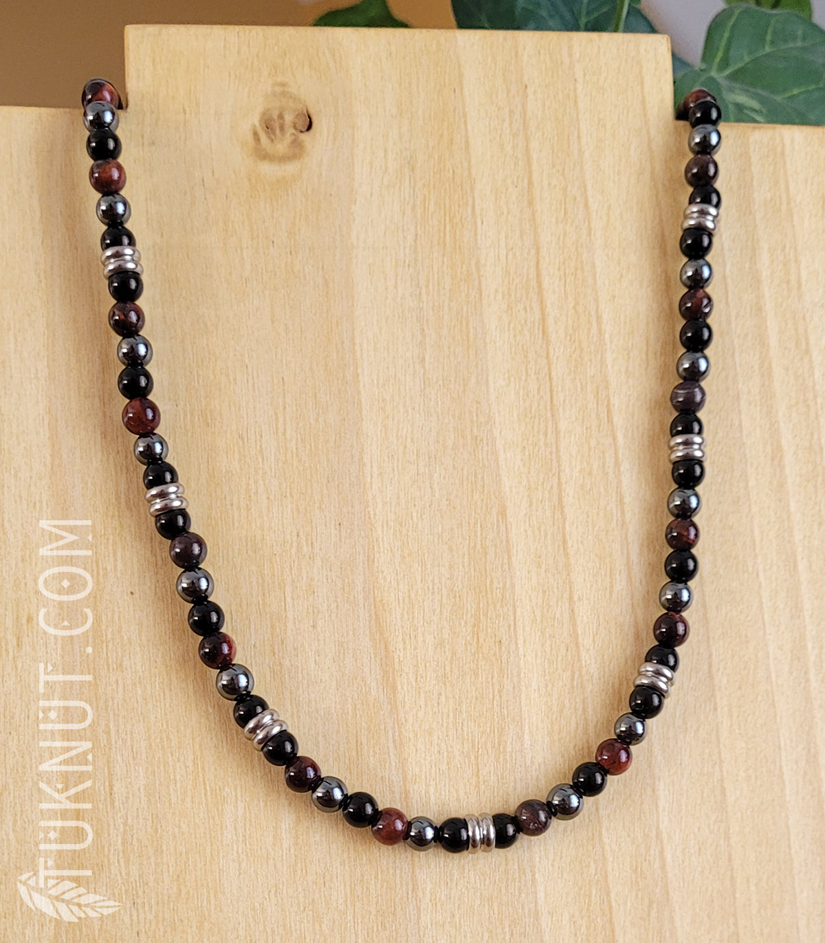 Collier d'inspiration autochtone avec onyx, oeil de tigre, hématite et acier inoxydable (couleurs : noir, brun/rouge, gris et argent) TUKNUT