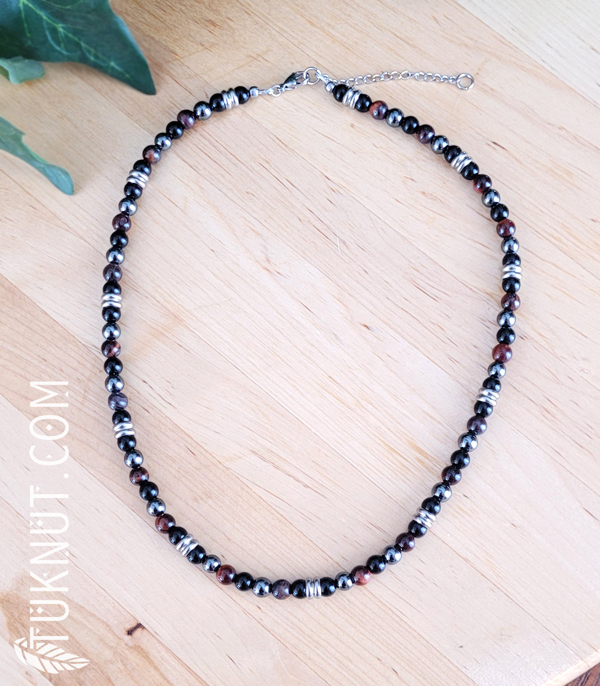 Collier d'inspiration autochtone avec onyx, oeil de tigre, hématite et acier inoxydable (couleurs : noir, brun/rouge, gris et argent) TUKNUT