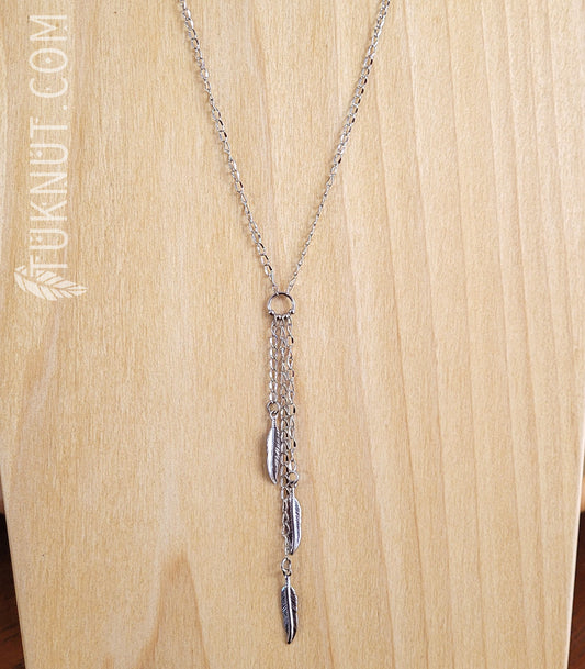 Collier d'inspiration autochtone avec breloques (plume) en acier inoxydable (couleur : argent) TUKNUT
