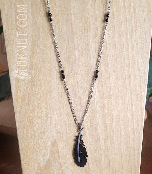 Collier d'inspiration autochtone en acier inoxydable avec pendentif (plume noire et argent) et onyx (couleurs : argent et noir) TUKNUT