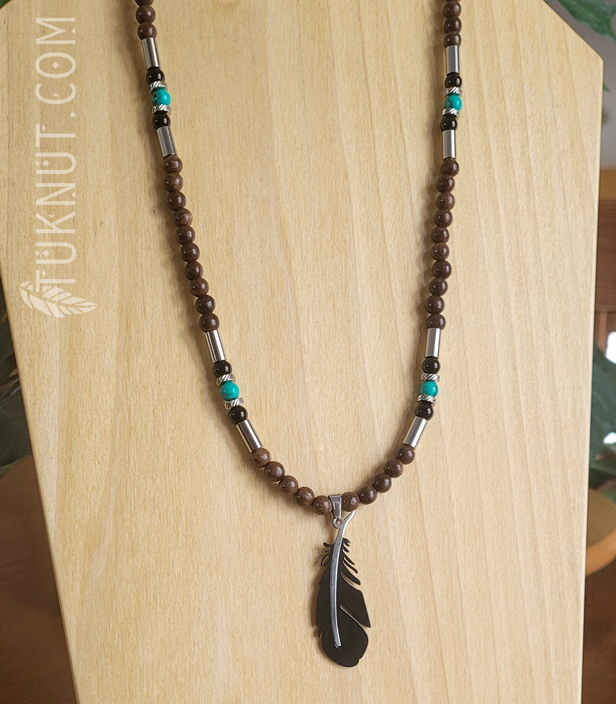 Collier d'inspiration autochtone avec pendentif (plume noire et argent) en acier inoxydable avec bois, onyx et turquoise (couleurs : brun, noir, turquoise et argent) TUKNUT