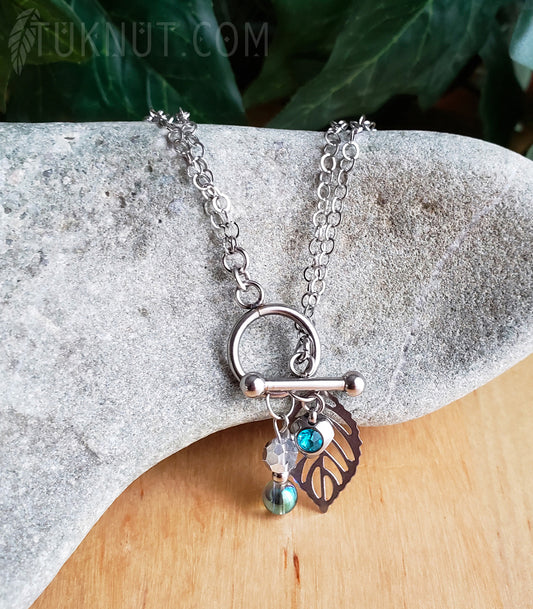 Collier d'inspiration autochtone transformable (peut être porté long ou court) avec pendentif (feuille) en acier inoxydable avec perle de verre, cristal et pierre du rhin turquoise (couleurs : argent, transparent et turquoise) TUKNUT