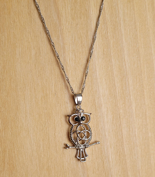Collier d'inspiration autochtone avec pendentif (hibou) en métal (couleurs : argent et noir) TUKNUT