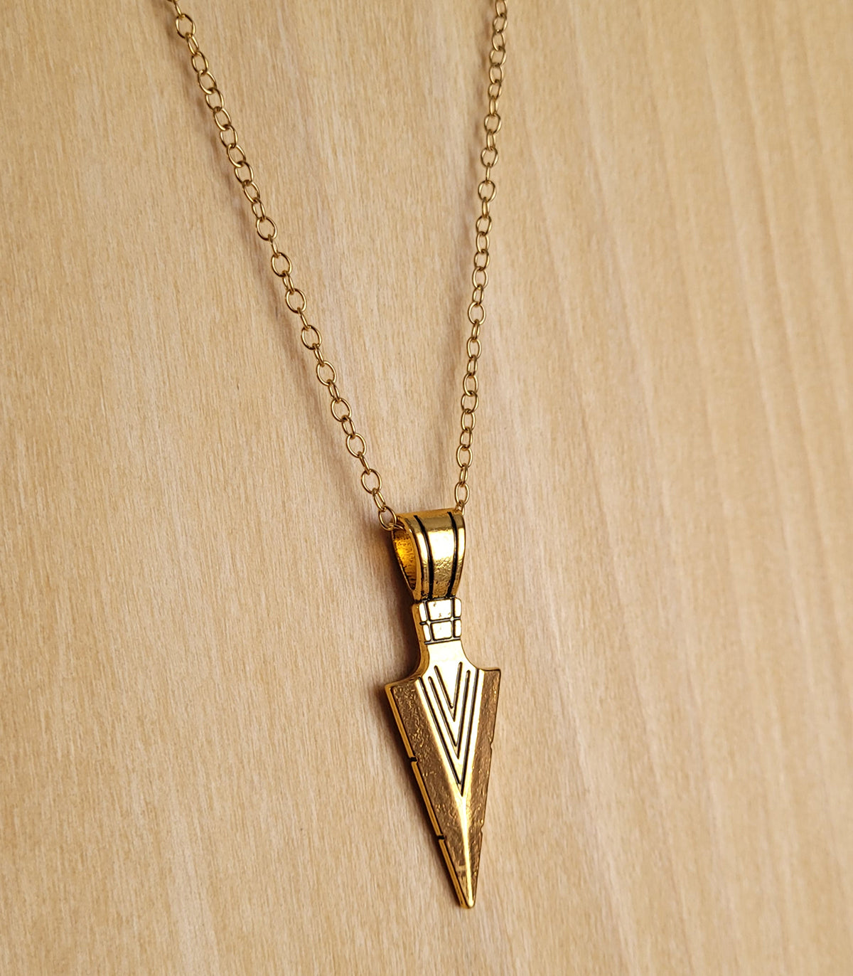 Collier d'inspiration autochtone avec pendentif (pointe de flèche) en métal (couleur : or) TUKNUT