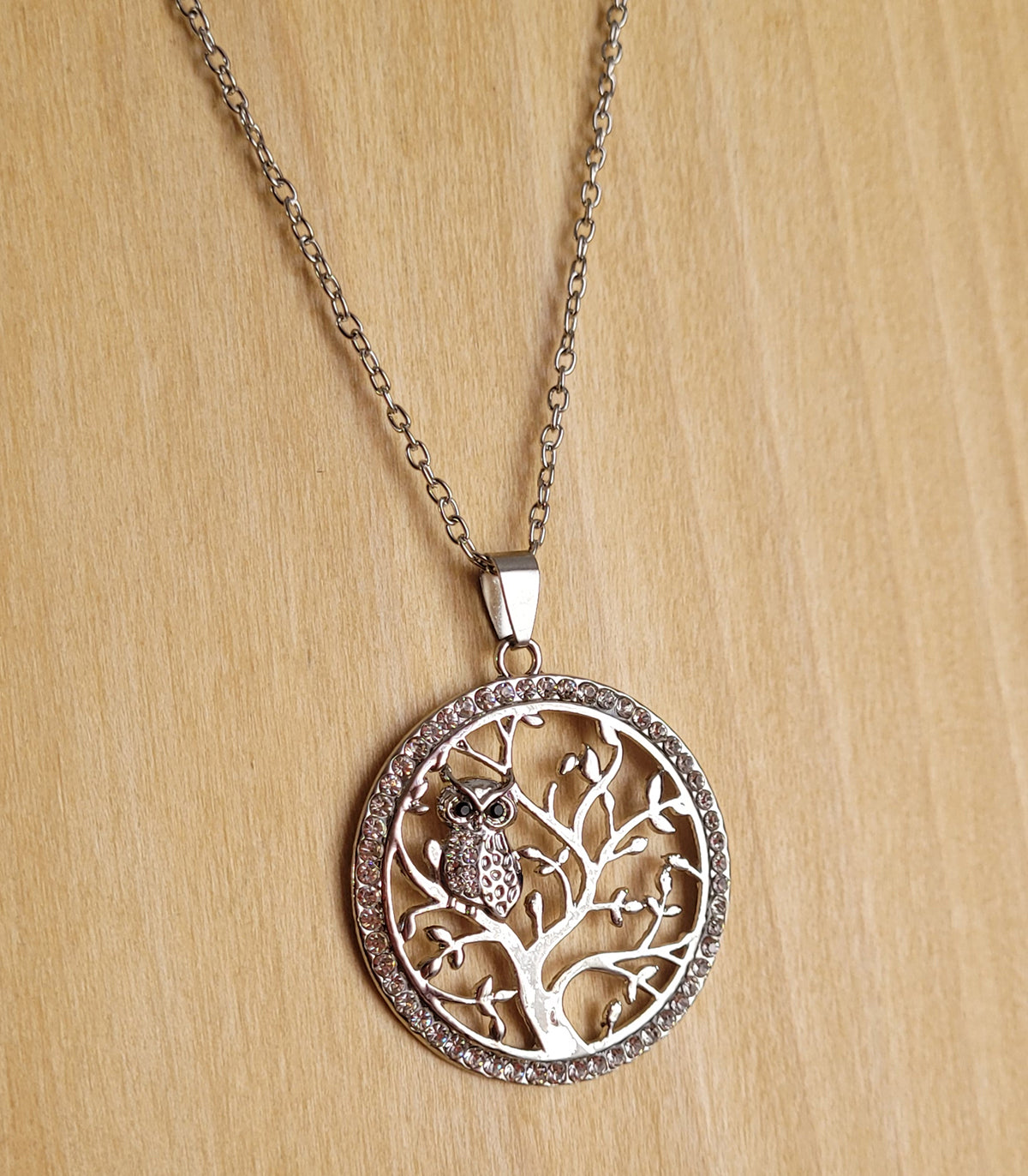 Collier d'inspiration autochtone avec pendentif (arbre de vie et hibou avec cristal) en métal (couleurs : argent et noir) TUKNUT