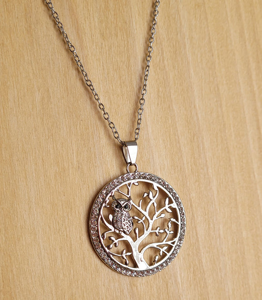 Collier d'inspiration autochtone avec pendentif (arbre de vie et hibou avec cristal) en métal (couleurs : argent et noir) TUKNUT